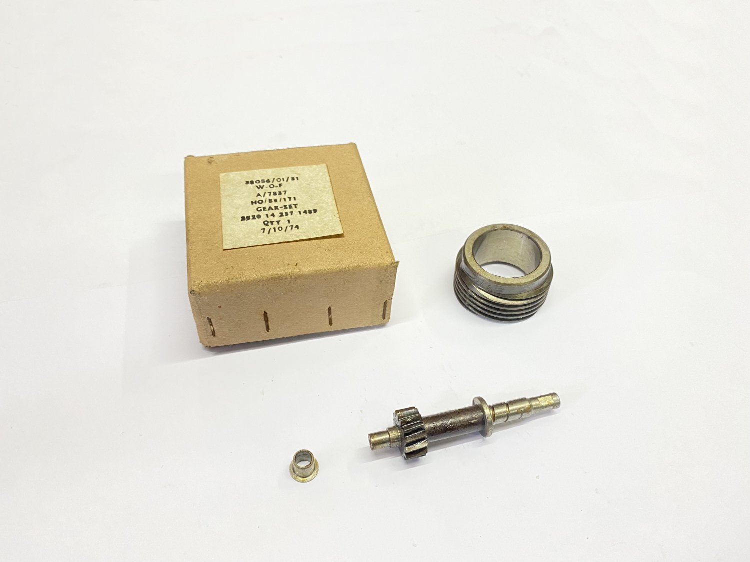 SET, speedometer drive gear with bushing | Desmet Jeepparts